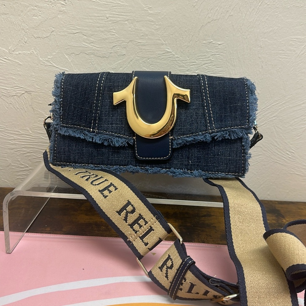 Beautiful Jean purse magnetic closing